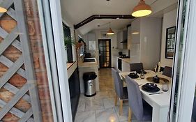 Spacious House With 4-Room Sleeps 8 Ideal For Contractors & Groups ,Family - Smart Tv - Netflix - Parking - Birmingham 20Min M6 J9